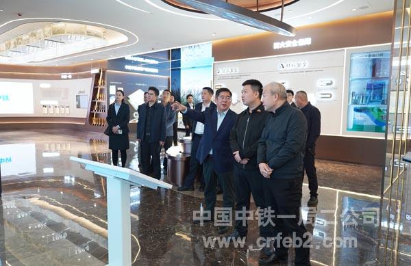 参观雄安科创中心城市展厅 (1)